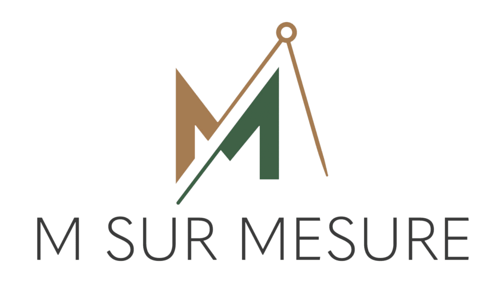 M Sur Mesure - Logo Conception et Design Personnalisé Logo M SUR MESURE avec compas stylisé marron et vert, illustrant la précision et le design.