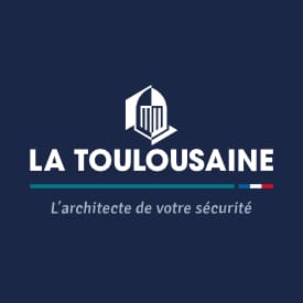 La Toulousaine : Fabricant et Architecte de votre sécurité Logo blanc La Toulousaine et slogan L'architecte de votre sécurité sur fond bleu avec drapeau tricolore.