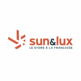 sun&lux : Expert du Store à la Française de Qualité Logo sun&lux orange et bleu avec le slogan LE STORE À LA FRANÇAISE et motif de rayons de soleil stylisés.