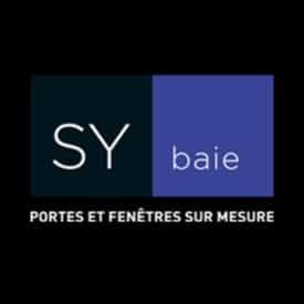 SY baie : Portes et Fenêtres sur Mesure de Qualité Logo SY baie sur fond noir et bleu avec l'inscription blanche : PORTES ET FENÊTRES SUR MESURE.