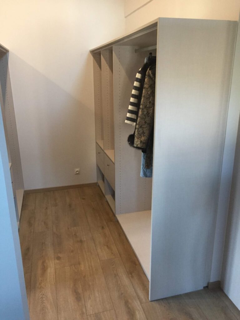 Dressing sur Mesure Blanc : Rangement Moderne et Parquet Dressing sur mesure blanc avec penderie et parquet bois clair.